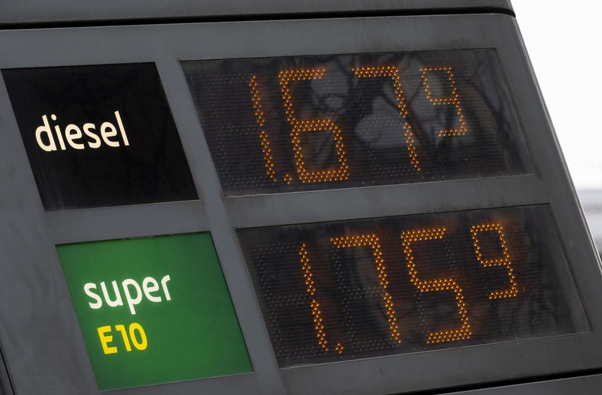Autofahrer müssen derzeit hohe Summen für Benzin der Sorte E10 bezahlen. (Symbolbild) Foto: dpa/Peter Kneffel
