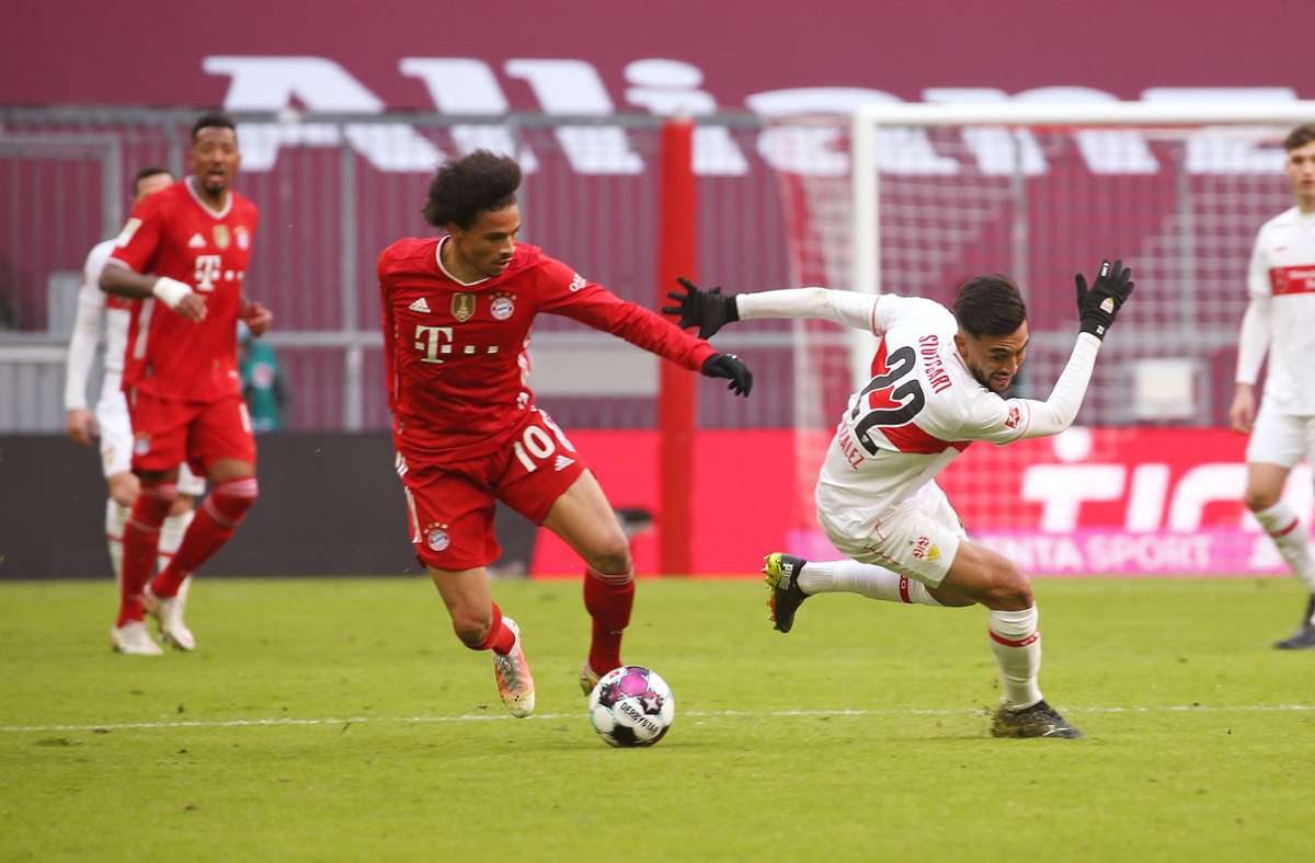 Der VfB Stuttgart gerät gegen den FC Bayern mächtig ins Straucheln – wie hier der Angreifer Nicolas Gonzalez (rechts) gegen Leroy Sané.