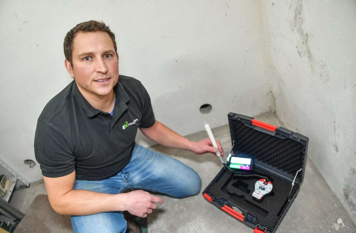 Der Fachmann Christian Schwenk misst die Radonbelastung in einem Keller. Foto: Miedl/Florian Miedl
