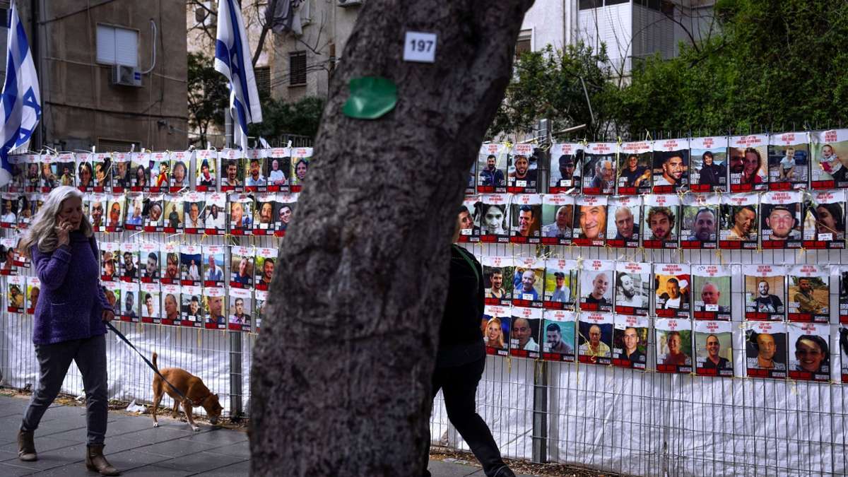 An einem Zaun in einem Vorort von Tel Aviv sind Fotos von Israelis angebracht sind, die im Gazastreifen von der islamistischen Hamas als Geiseln festgehalten werden.