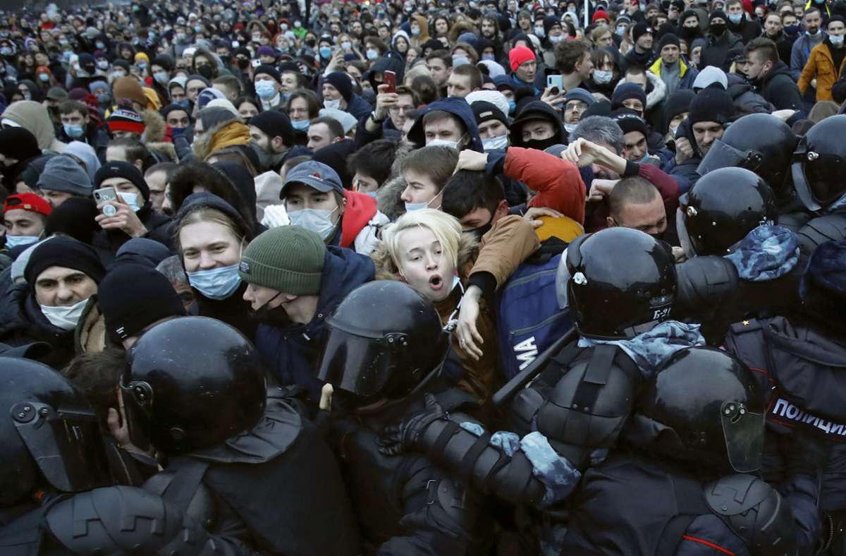 Polizisten stoßen in St. Petersburg mit Demonstranten zusammen, die gegen die Inhaftierung des Oppositionsführers Nawalny protestieren. Foto: dpa/Dmitri Lovetsky