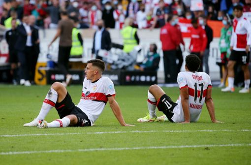 Erschöpft und enttäuscht: Die VfB-Profis Marc Kempf (li.) und Omar Marmoush  nach der Niederlage gegen Leverkusen Foto: Baumann/Julia Rahn