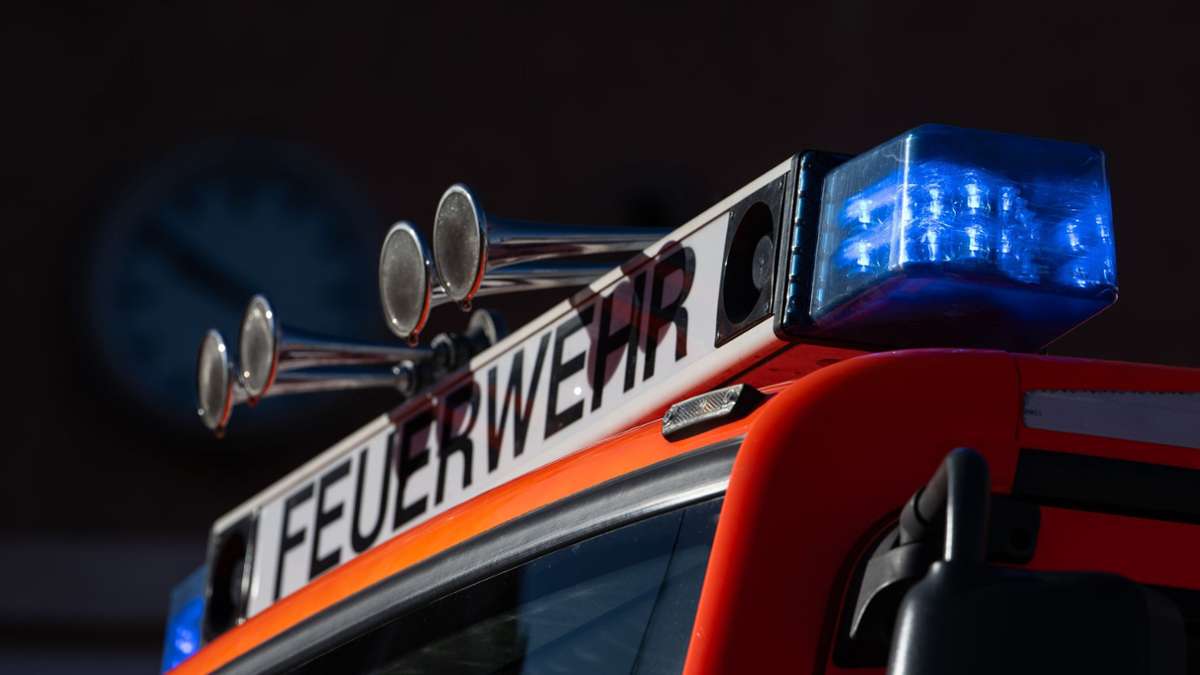 Kreis Esslingen: Feuerwehr löscht Lastwagen in Vollbrand
