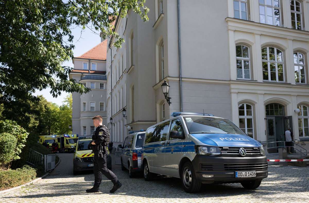 Schule in Bischofswerda: Polizei: 16-jähriger Angreifer hat sich selbst angezündet