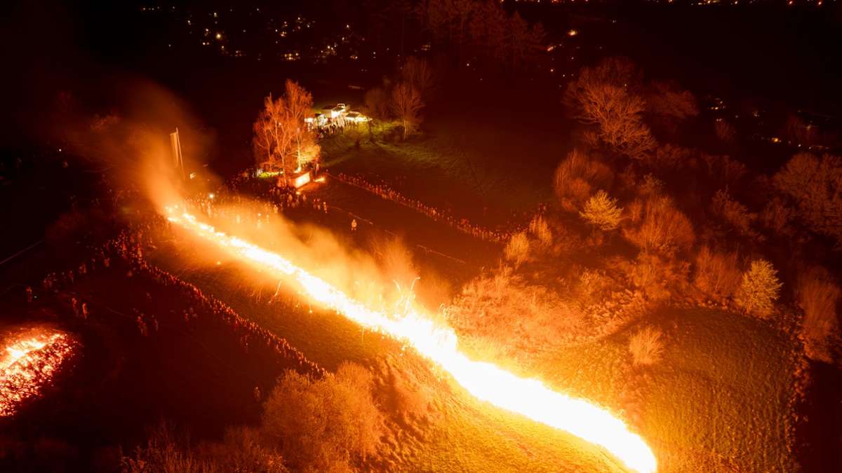Mit Stroh gestopft: Ein historisches Osterrad rollt brennend einen Hügel herunter. Der Osterräderlauf in Lügde gehört seit 2018 zum Immateriellen Kulturerbe Deutschlands der Unesco.
