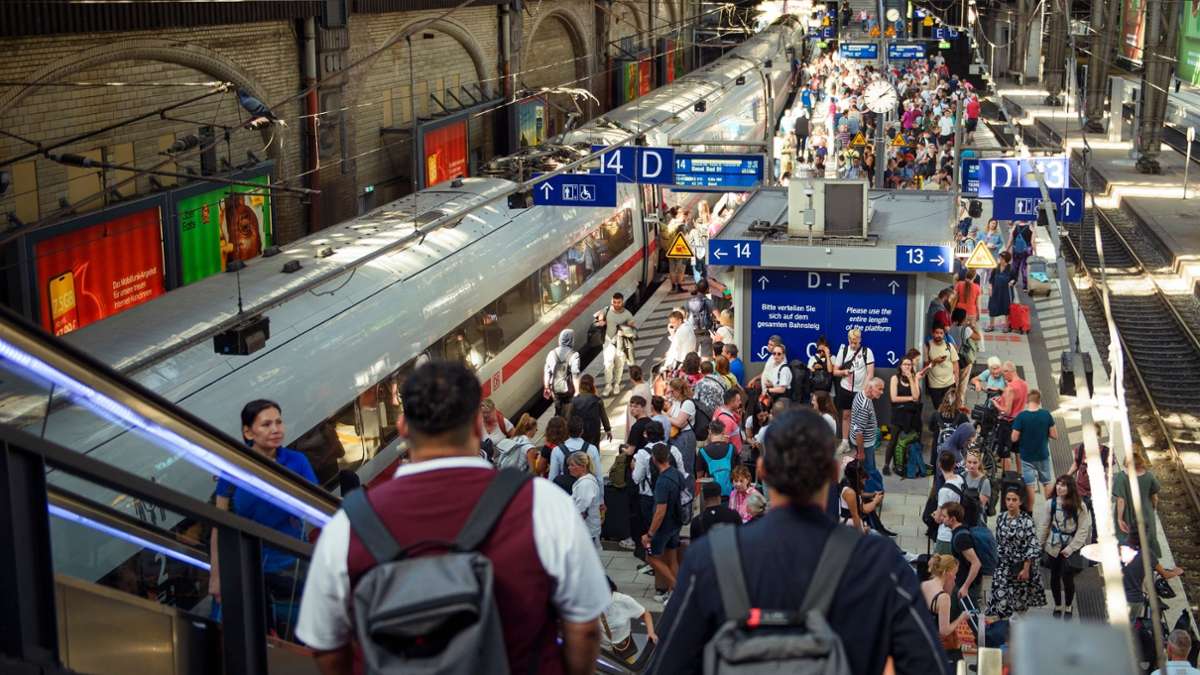 Mobilität: Schimpfen und fahren - Menschen wieder mehr im Zug unterwegs