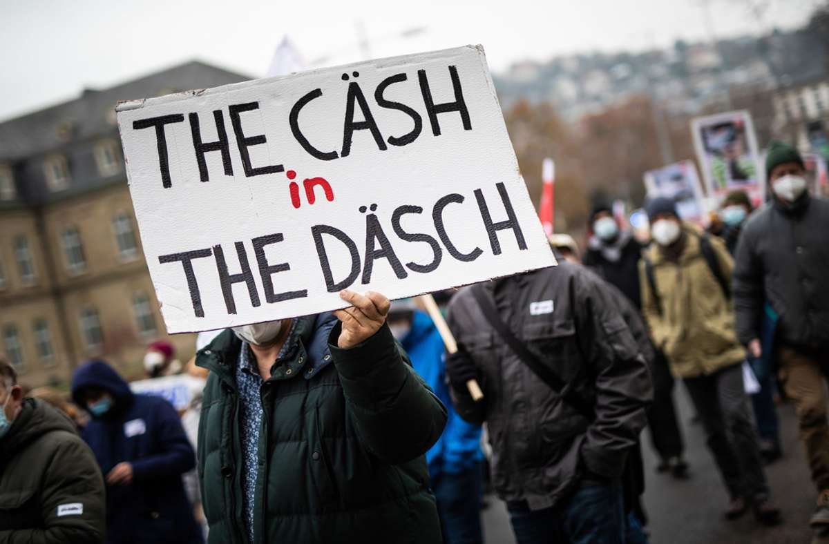 Ein bisschen „Cash“ (wie hier am Freitag in Stuttgart auf der Verdi-Kundgebung gefordert) hat der Tarifabschluss durchaus gebracht. Foto: dpa/Christoph Schmidt