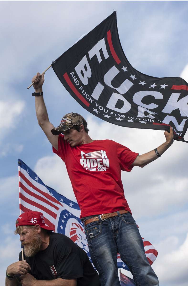 „Fuck Biden“ steht auf der Fahne dieser Anhänger Donald Trumps in Wilkes-Barre, Pennsylvania.