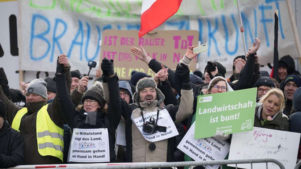 Bauernproteste in Baden-Württemberg: Bauern sorgen auf Autobahn 5 für Staus