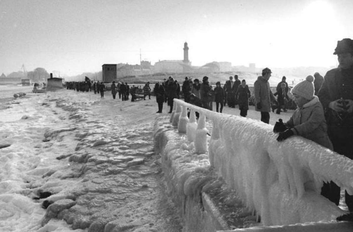 Rostock, 9. Januar 1979: Der Strand und die Mole von Warnemünde sind in einen dicken Schnee- und Eispanzer eingehüllt.