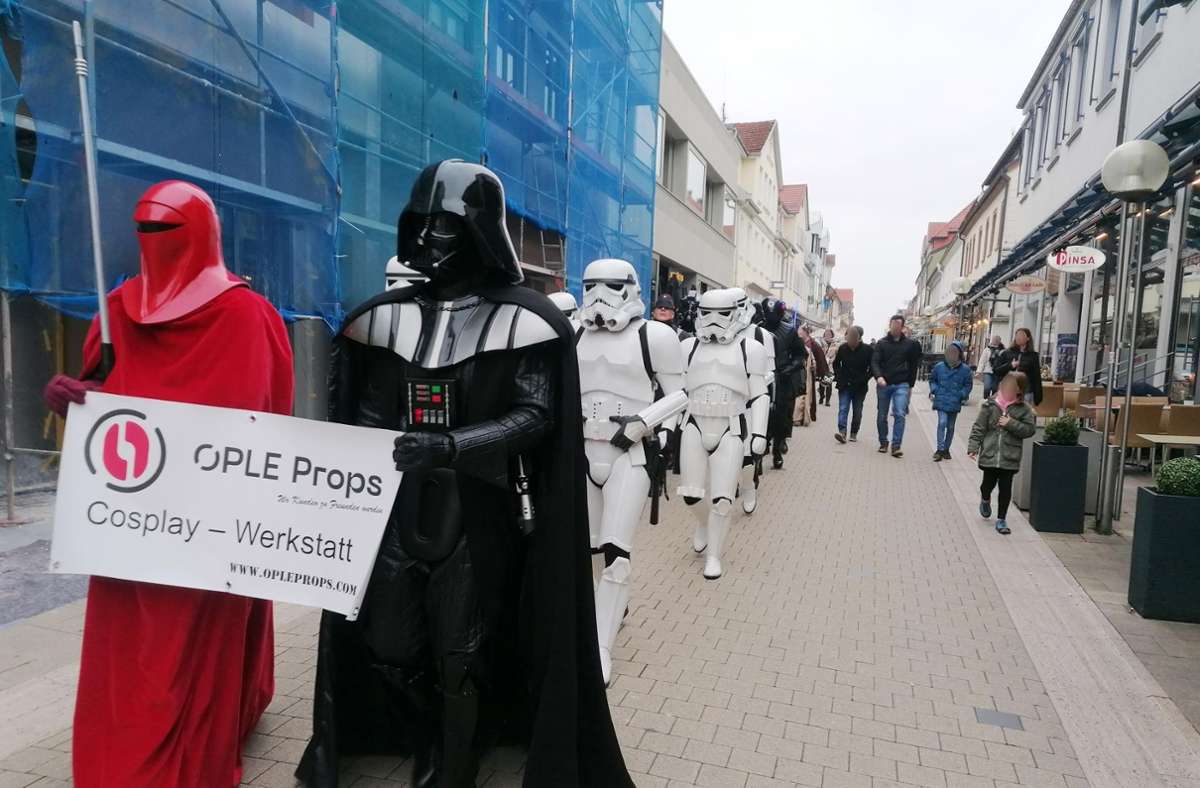 Darth Vader mit Gefolge in der Seestraße.