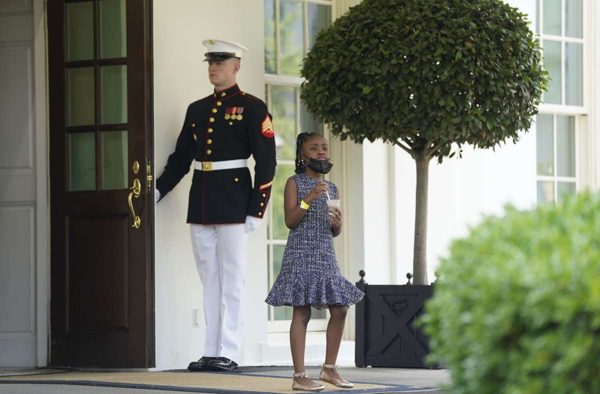 US-Präsident trifft sich im Weißen Haus mit Hinterbliebenen von George Floyd – auch George Floyds Tochter Gianna Floyd ist bei dem Treffen dabei. Foto: dpa/Evan Vucci