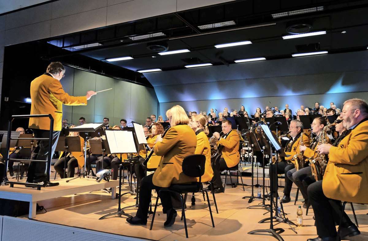 Fulminante Konzerte in Schönaich: Gelungene Symbiose von Chor und Bläsern