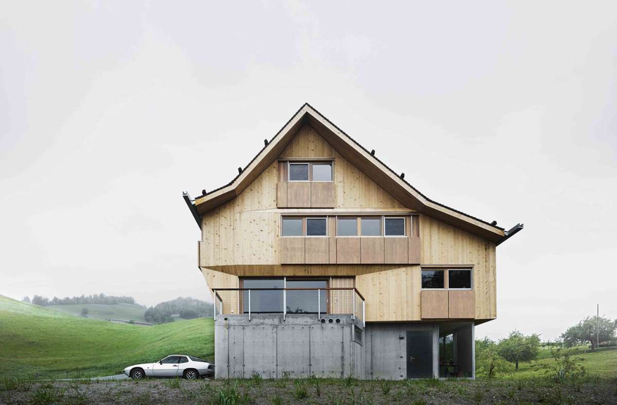 Die Architekten sind außerdem mit diesem Holzbau in Küssnacht in der Schweiz in dem Buch lobend erwähnt worden.