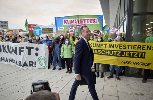 Protest von Klimaschützern ist Verkehrsminister Volker Wissing (FDP) gewohnt. Nun erteilt er klimaneutralen Kraftstoffen für Pkw, in die die Liberalen so große Hoffnungen setzen, eine klare Absage. Foto: imago images/Mike Schmidt/ via www.imago-images.de