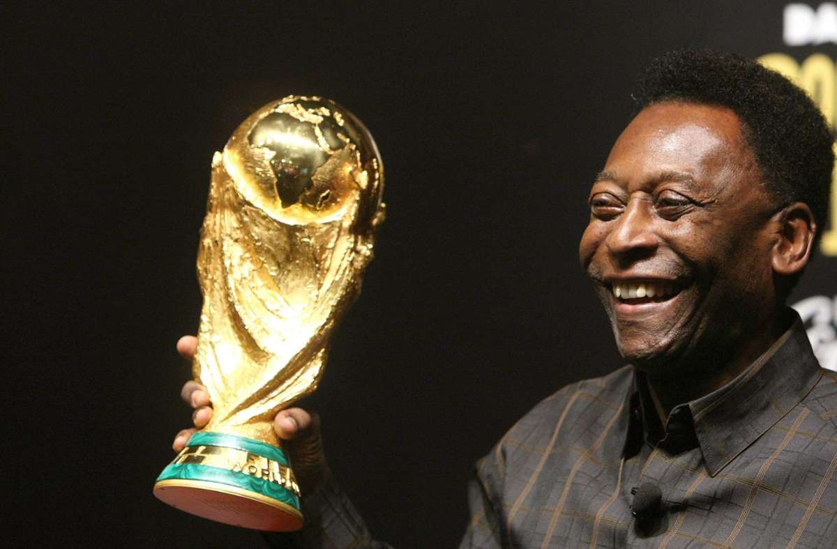 Abschied von einem Fußball-Idol: Sogar der Ball bat Pelé um ein Autogramm