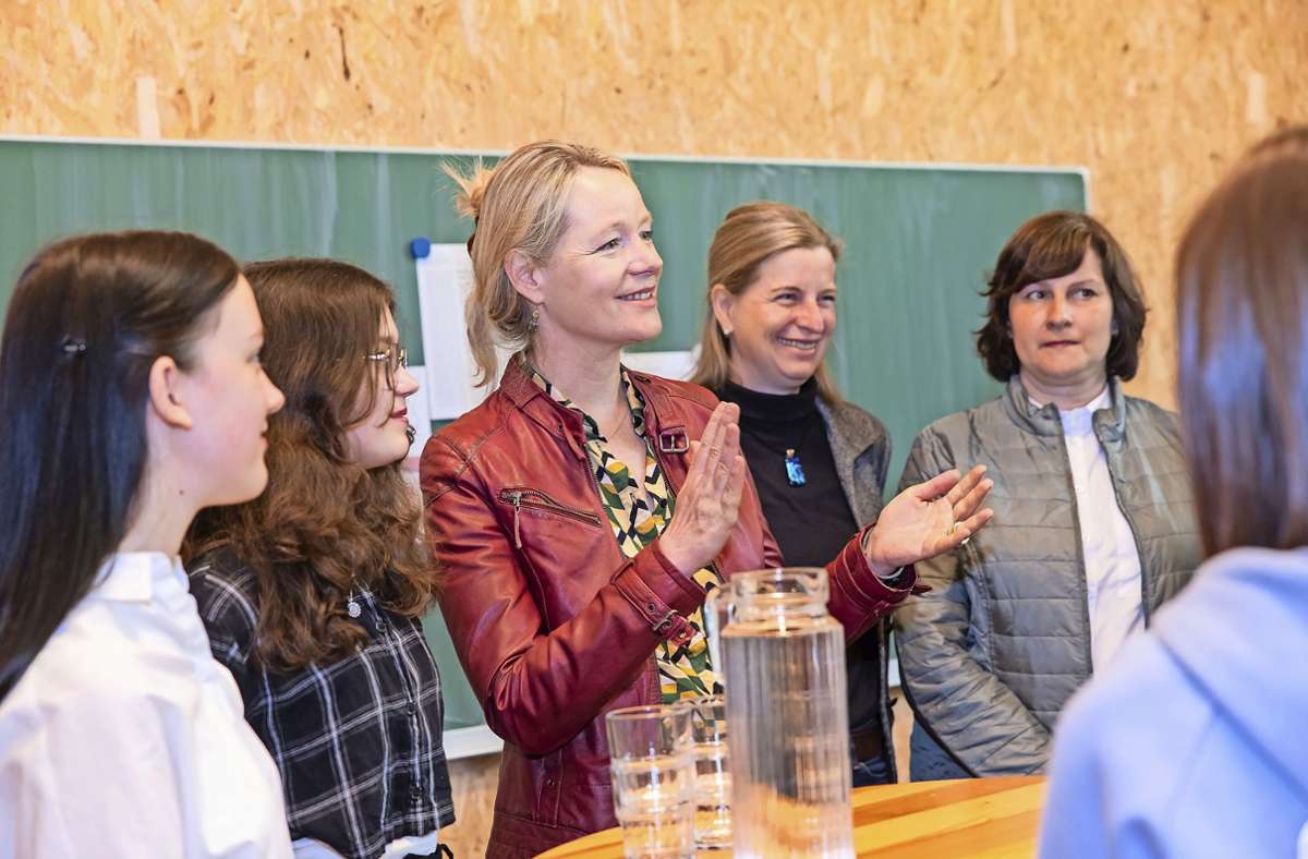 Thekla Walker auf Tour in Böblingen: Waldorfschule engagiert sich für ukrainische Geflüchtete