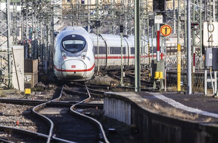 Lkw gegen Brücke geprallt: Bahnstrecke von Stuttgart nach München kurzzeitig gesperrt