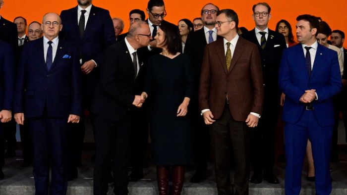 „Peinlicher Moment“ – Kroaten-Minister versucht, Baerbock zu küssen