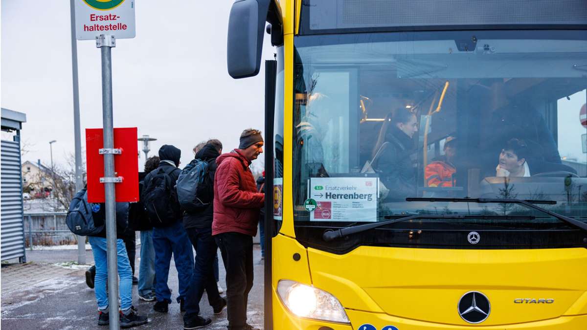 In Ehningen drängen sich Menschen in den Schienenersatzverkehr.