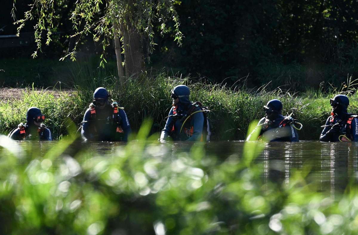 Vermisste 15-Jährige im Elsass: Taucher der  Wasserschutzpolizei suchen Gewässer ab