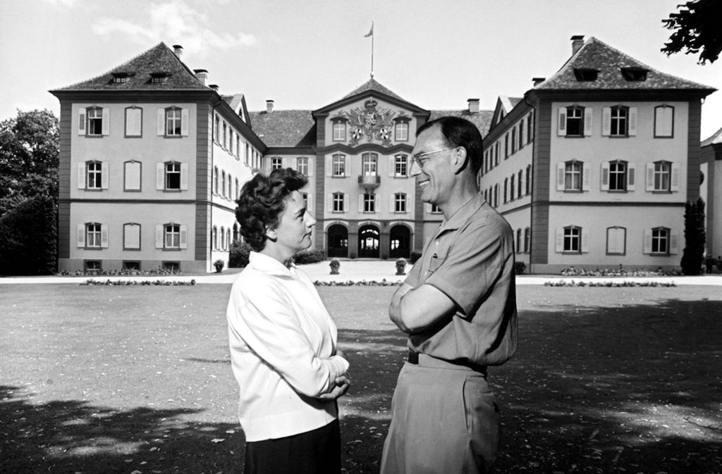 Er holte die Insel Mainau aus dem Dornröschenschlaf und machte sie zu dem Besuchermagneten, der sie heute ist: Graf Lennart Bernadotte mit seiner ersten Frau Karin.