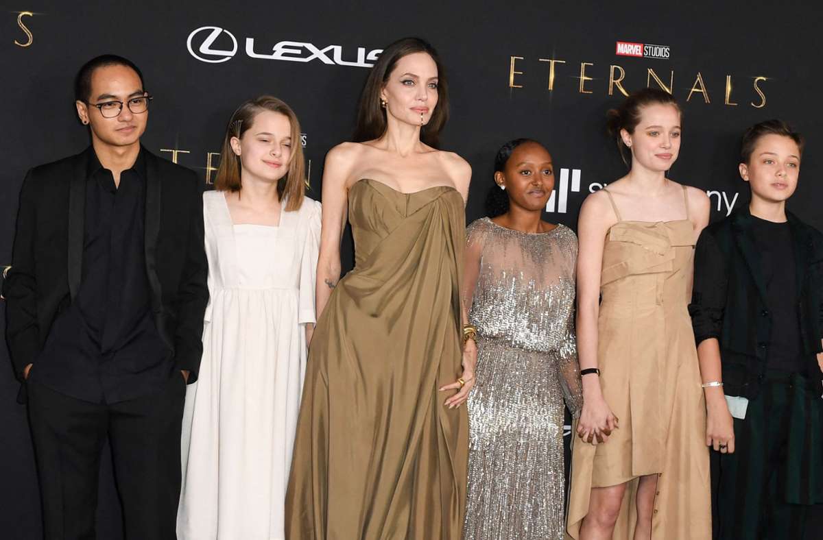 Angelina Jolie mit fünf ihrer sechs Kinder (von links): Maddox, Vivienne, Zahara, Shiloh und Knox. Foto: AFP/VALERIE MACON