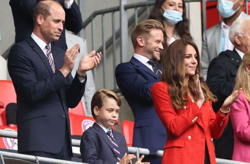 Gemeinsam mit Frau Kate (39) und Sohn George (7) verfolgt Prinz William das Spiel. Foto: dpa/Christian Charisius