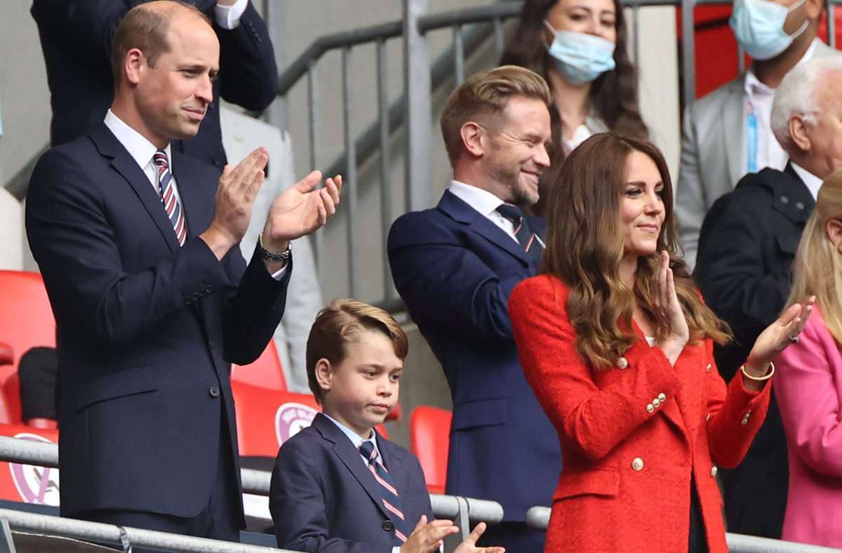 Gemeinsam mit Frau Kate (39) und Sohn George (7) verfolgt Prinz William das Spiel.