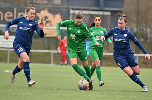 Winter-Neuzugang Annika Schmidt (am Ball) spielt erstmals von Beginn an und erzielte das 1:0 für den VfL Herrenberg Foto: K. Schuon