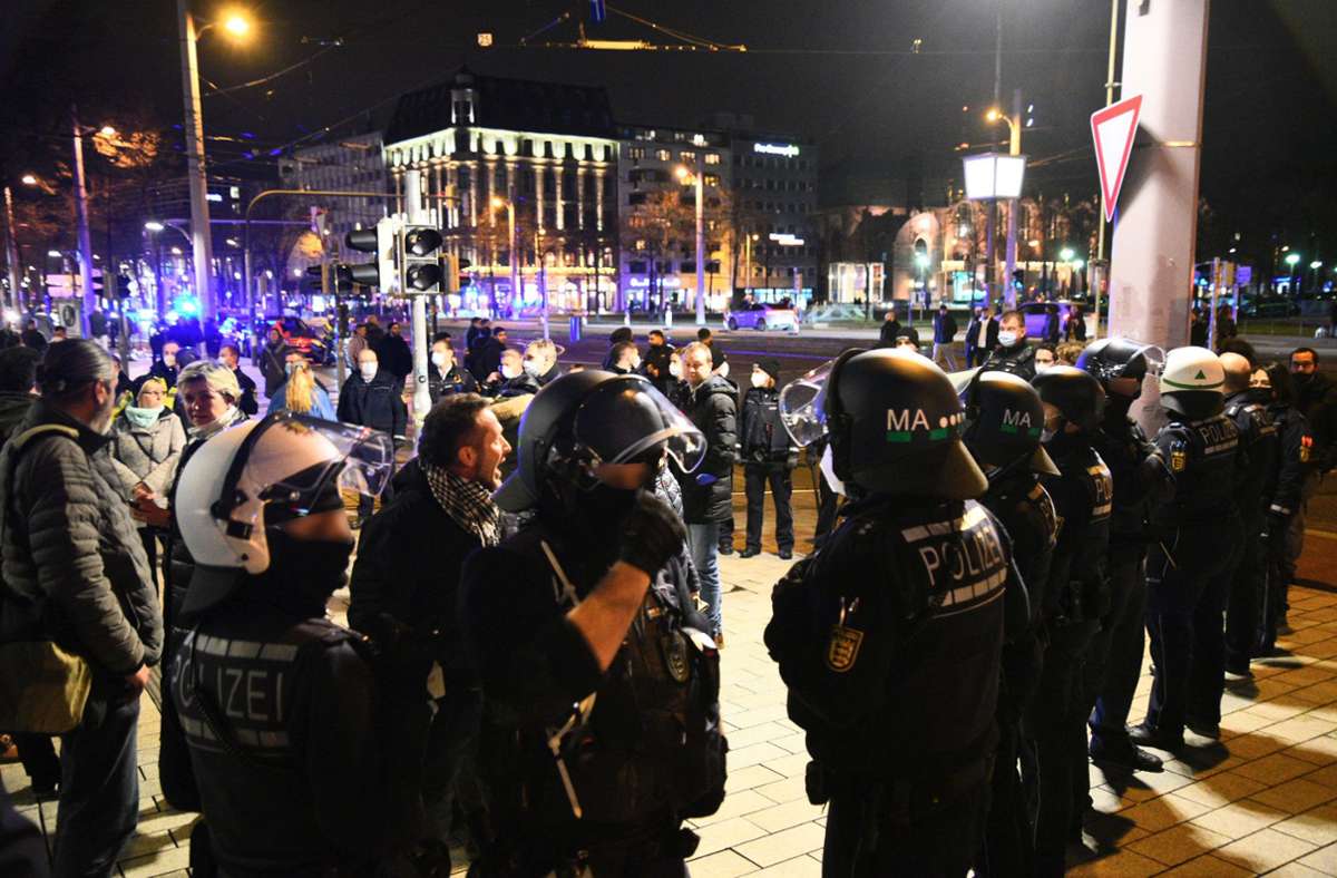 Trotz eines Verbots zogen in Mannheim Mitte Dezember nach Schätzungen der Polizei bis zu 2000 Menschen ohne Masken und ohne Abstand durch die Stadt. Foto: dpa/René Priebe