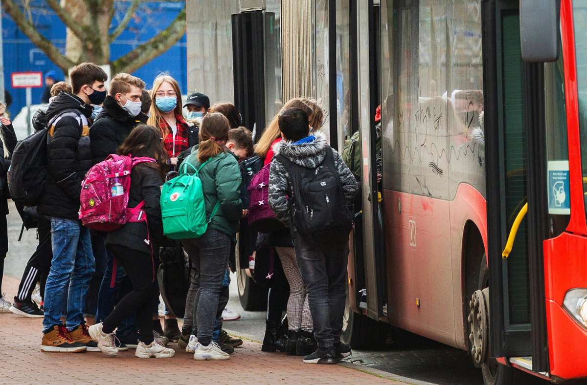 Überfüllte Schulbusse im Raum Böblingen: Eltern fordern Landkreis zum Handeln auf