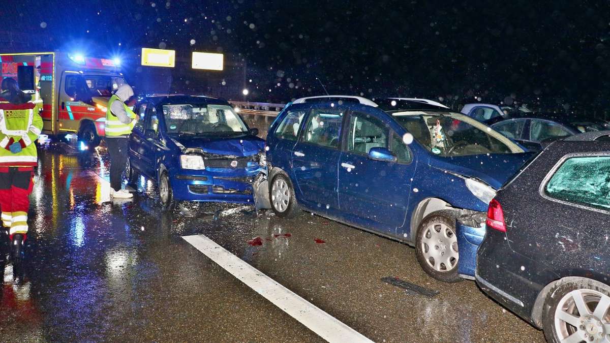 Unfall in Ludwigsburg: Rote Ampel übersehen  – Karambolage mit vier Autos