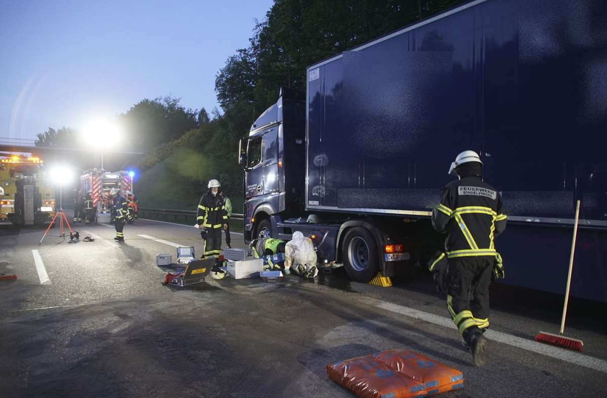 Einsatz für die Feuerwehr: Bei einem der beschädigten Lastwagen liefen 100 Liter Kraftstoff aus.