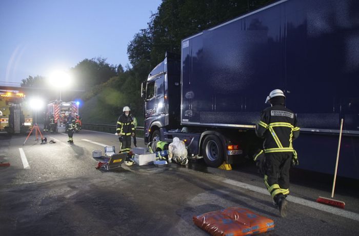 Geplatzter Reifen sorgt für Chaos: Fünfmal  Lkw-Schaden und 100 Liter Diesel auf der A 8 bei Sindelfingen