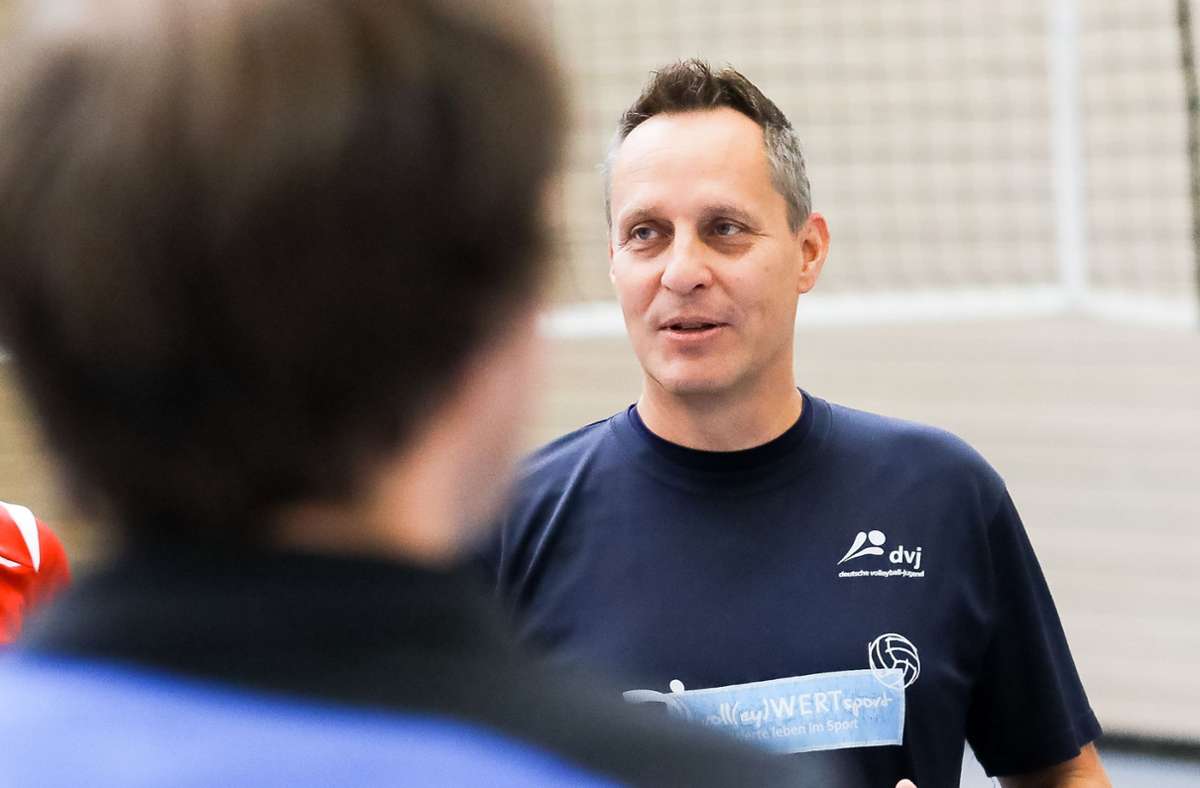 Volleyball-Trainer Oliver Dostal führt den VfL Sindelfingen bei seinem Kurz-Comeback zu einem Sieg über Ellwangen – und zieht sich danach wieder zurück. Foto: Eibner/Roger Bürke