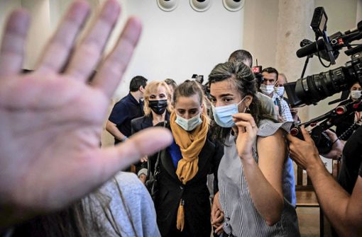 Das Interesse am Prozess gegen Valérie Bacot (mit gelbem Schal) ist in Frankreich sehr groß. Foto: AFP/JEFF PACHOUD