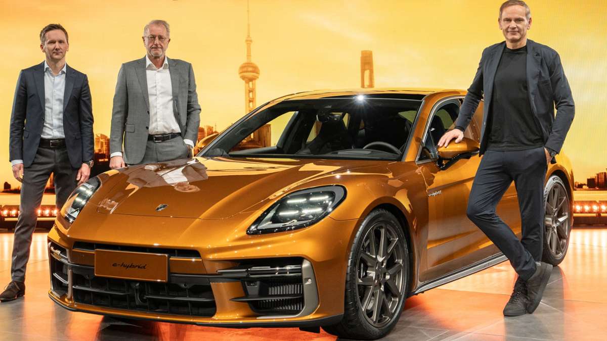 Porsche-Chef Oliver Blume (rechts) sowie Designdirektor Peter Varga (links) und Vertriebsvorstand Detlev von Platen neben dem neuen Panamera.