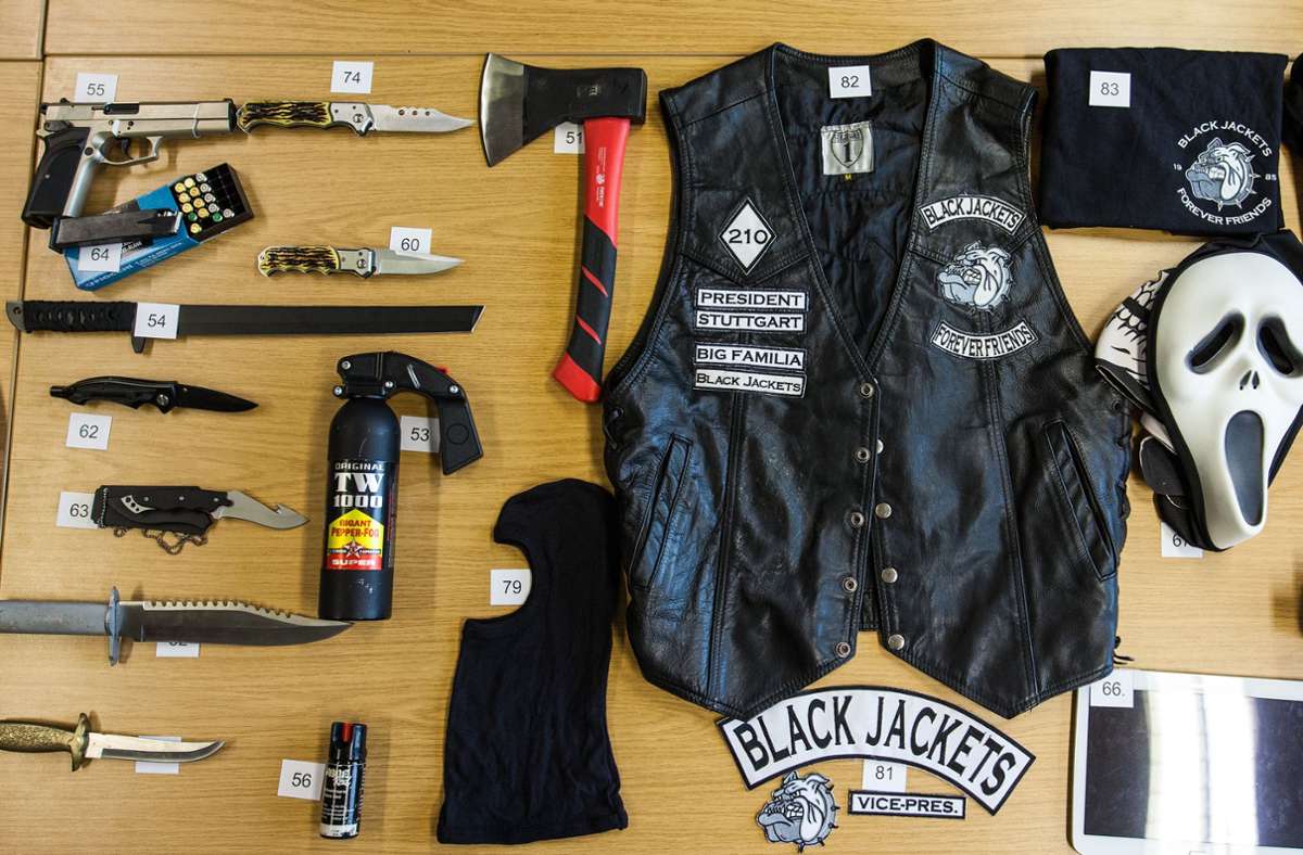 Bekleidung sowie Waffen, die bei Mitgliedern der Black Jackets beschlagnahmt wurden.