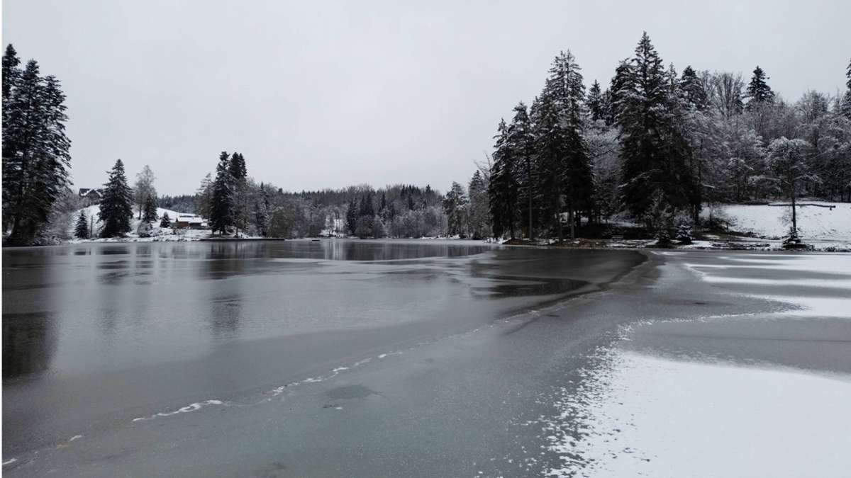 Der Ebnisee in Kaisersbach am Montag – in Teilen von Eis und Schnee bedeckt.