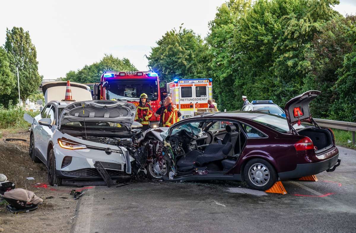 Unfall in Wernau: Vier Personen durch frontalen Zusammenstoß verletzt