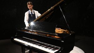 Klavier von Freddie Mercury für zwei Millionen Euro versteigert