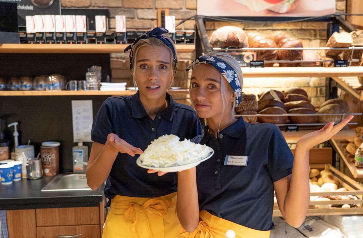 Die Zwillinge Lisa und Lena, Stars in den sozialen Netzwerken, haben als inkompetentes Personal Bäckereikunden in Verzweiflung gestürzt.