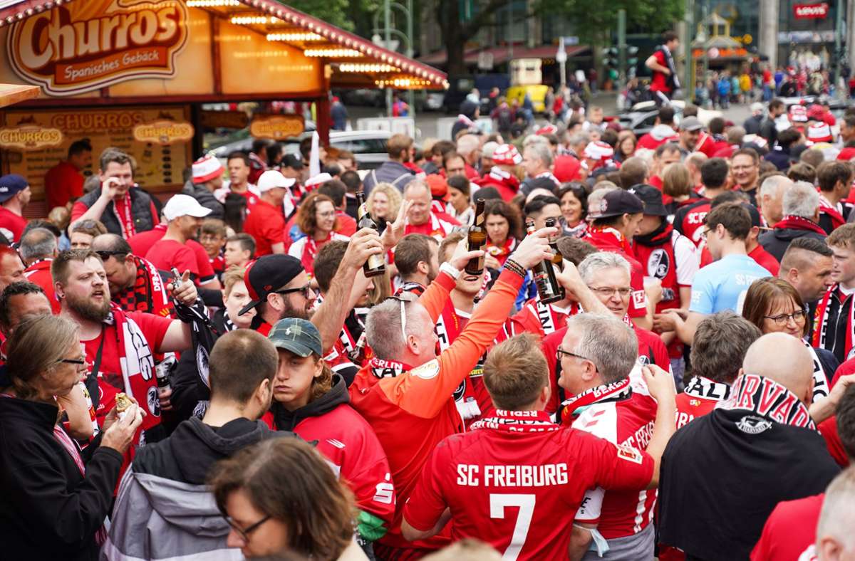 Fans des SC Freiburg feiern vor dem Pokalfinale gegen RB Leipzig auf dem Breitscheidplatz.