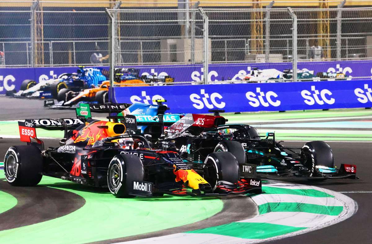 Max Verstappen (li.) kürzt ab, um Lewis Hamilton daran zu hindern, ihn zu überholen – ein Fall fpr die Rennkommissare. Foto: imago/Steve Etherington
