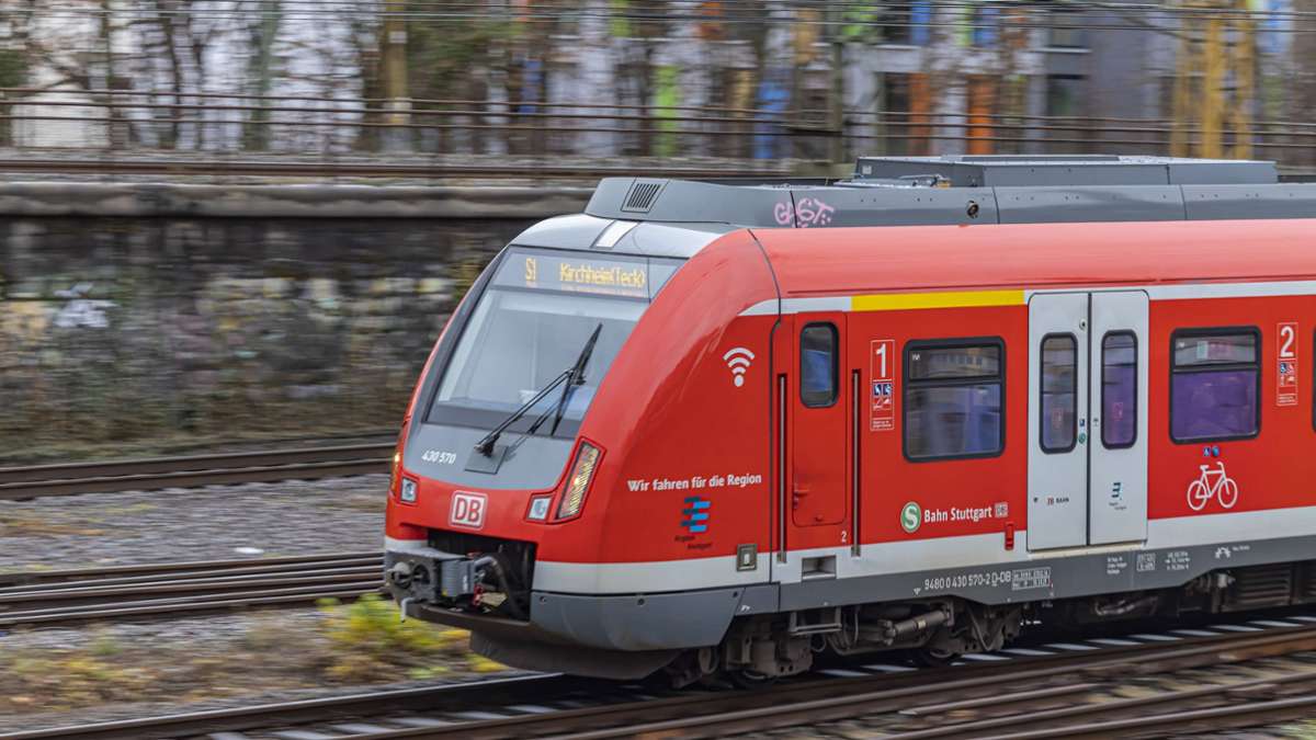 S-Bahn Kirchheim Teck: Unbekannter platziert Metallpfosten auf Gleisen – S-Bahn fahruntüchtig