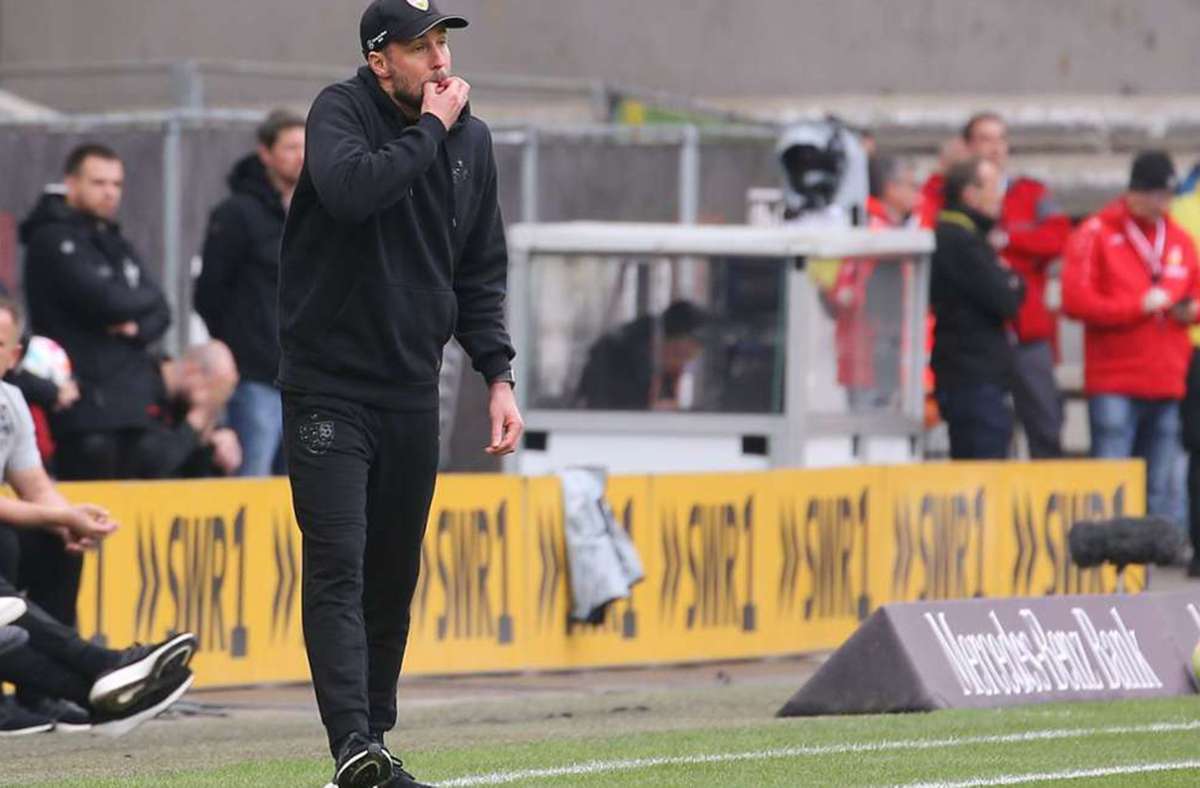 Mit Pfiff: Trainer Sebastian Hoeneß gibt beim VfB Stuttgart auch akustische Signale.