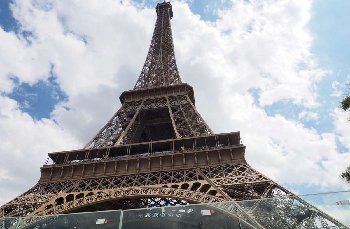 Paris: Mehrere Männer vergewaltigen Touristin am Eiffelturm