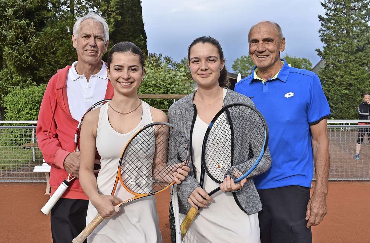 Tennis kann man sowohl in der Jugend als auch im Alter spielen: Diese Bandbreite wollen Herbert Grundel, Celina Schöne, Melike Böhm und Udo Häusler mit ihrem gemischten Doppel zeigen.