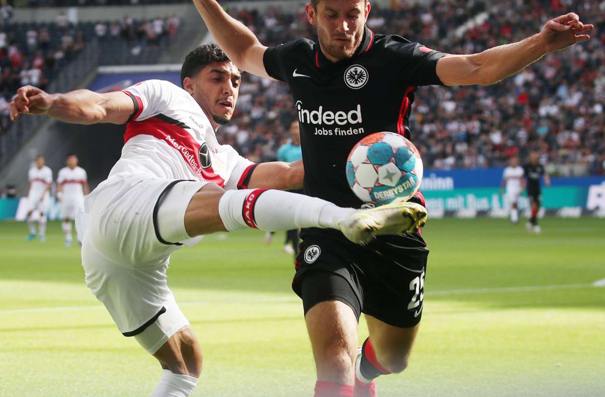 Omar Marmoush  und  Christopher Lenz (Eintracht Frankfurt) am Ball.